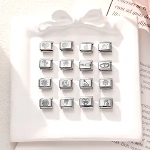 Nahaufnahme von 16 italienischen Charm-Gliedern mit Lasergravur in dekorativem Tablett
