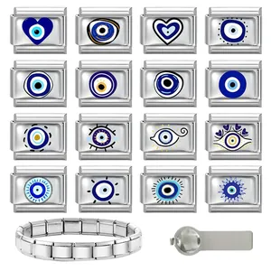 Vue macro des breloques œil bleu et maillons en acier pour bracelet modulaire italien