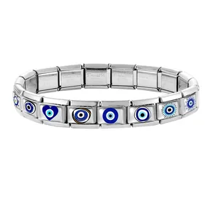 Gros plan sur le bracelet à maillons en acier inoxydable avec charmes œil bleu