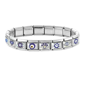 Détail du bracelet à maillons en acier avec charms œil grec bleu et cœurs