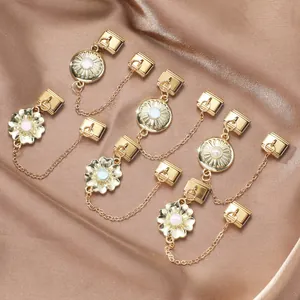 Sechsteiliges Set vergoldeter Strickjacken-Clips mit Gänseblümchen auf Seidenhintergrund