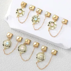 Nahaufnahme der goldenen italienischen Charm-Links mit Blumenmotiven und Sicherheitsketten