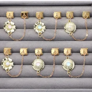 Details von italienischen Modul-Armband-Anhängern in Gold mit Perlen und Steinen