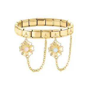 Detail eines goldenen italienischen Charm-Armbands mit Gänseblümchen und Fransen-Anhängern
