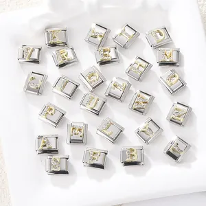 Λεπτομέρεια από ιταλικά DIY charms με χρυσά γράμματα στρασένια σε ανοξείδωτο ατσάλι
