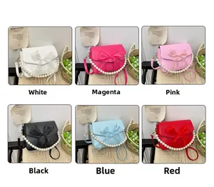 Details eleganter Handtaschen mit Organzabögen und Perlengriffen in sechs verschiedenen Farben