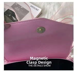 Detail des Magnetverschlusses einer rosa Tasche mit Perlengriff und Organzaband