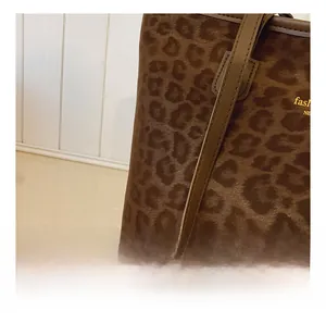 Détails du tissu léopard du sac cabas avec une texture douce effet velours