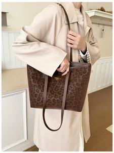 Détail du cabas vintage imprimé léopard avec lettrage New York doré sur cuir lisse