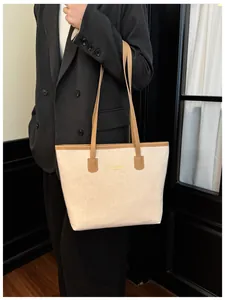 Gros plan d'un sac cabas crème avec anses marron clair et texture léopard chic