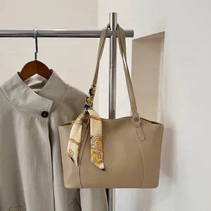 Petit sac fourre-tout carré kaki chic avec foulard élégant et bandoulière assortie