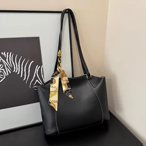 Sac fourre-tout chic en similicuir noir avec surpiqûres blanches et foulard à fleurs