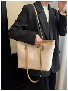 Détail du sac cabas minimaliste avec lettrage New York et bords contrastés élégants