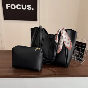 Μαύρη τσάντα tote από συνθετικό δέρμα με μικρό τσαντάκι και διακοσμητικό μαντήλι