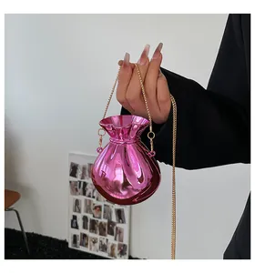 Dettaglio mini borsa a secchiello rosa metallizzato con tracolla a catena dorata