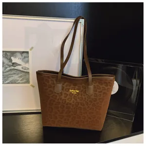 Gros plan sur le daim à motif léopard et le texte doré fashion bag New York sur le sac