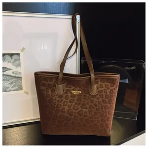 Détail du sac cabas léopard avec lettrage doré New York et texture en peluche