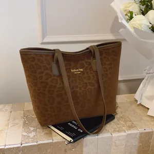 Sac cabas léopard marron en daim avec logo New York doré et bandoulières élégantes