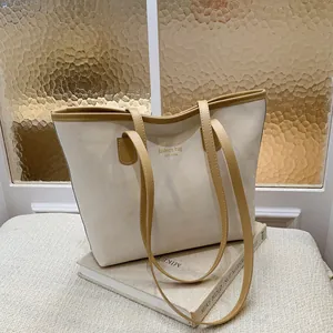 Sac fourre-tout minimaliste blanc crème avec bordure marron et bretelles pour le bureau