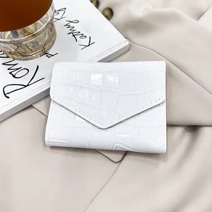 Portefeuille enveloppe blanc à texture crocodile avec rabat en V minimaliste élégant