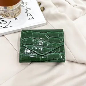 Pochette enveloppe élégante en cuir verni vert foncé avec texture crocodile