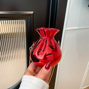 Pochette da sera rossa metallizzata a forma di sacchetto portafortuna con catena
