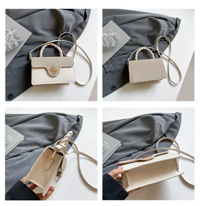 Vue détaillée du mini sac en cuir crème avec boucle fleur dorée et poignée tressée