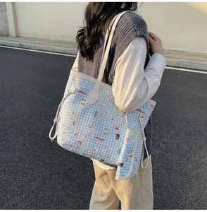 Outdoor-Aufnahme einer hellblauen Stepp-Tasche mit süßen Bären- und Blumenmustern