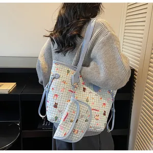 Details vom hellblauen Karo-Rucksackset mit Bärenmuster und passender kleiner Tasche