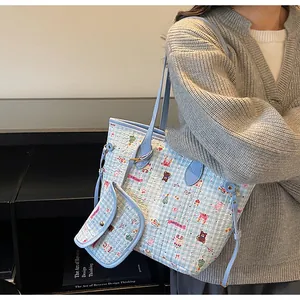 Detailaufnahme der gesteppten Tragetasche mit Bärenmuster, Karo-Design und kleiner Tasche