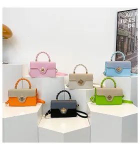 Collezione di borse a tracolla testurizzate in vari colori con chiusura a fiore dorata