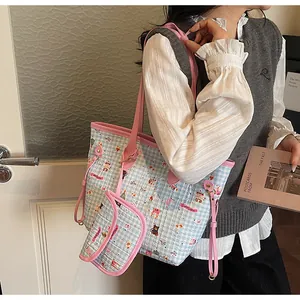 Lifestyle-Foto der gesteppten Gingham-Tasche mit Comic-Motiven und kleiner Tasche