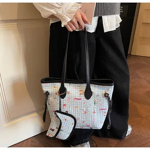 Gesteppte blaue karierte Tragetasche mit Bärenprints und passender kleiner Tasche