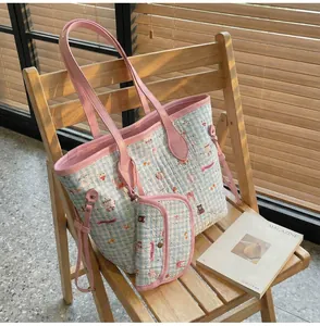Detailaufnahme des gesteppten Tragetaschen-Sets mit Bärenmuster und rosa Griffen