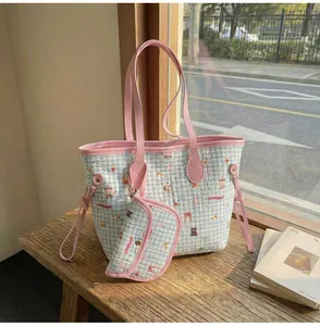 Gesteppte Tragetasche mit blauem Vichy-Karo, niedlichen Bärenmotiven und kleiner Tasche
