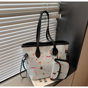 Detail der hellblauen Gingham-Tasche mit süßen Bären-Prints und schwarzen Lederriemen
