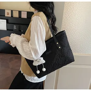Bolso tote acolchado con colgante de nube y correa de cuero con tachuelas doradas