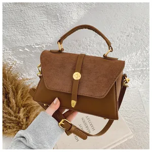 Detailansicht der braunen Vintage-Handtasche mit Metallschnalle und strukturiertem Leder