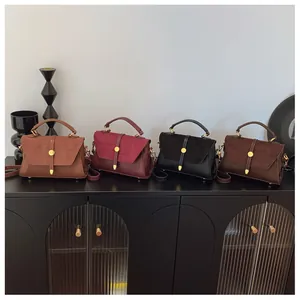 Reihe Vintage-Handtaschen in vier Farben mit Wildleder-Optik und goldener Schnalle