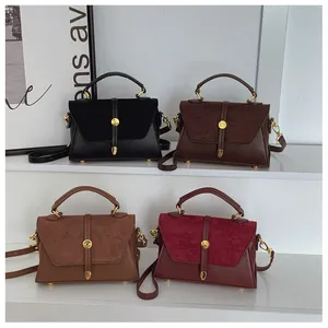 Detail einer Vintage-Handtasche in vier Farben mit Glatt- und Wildleder-Textur-Mix