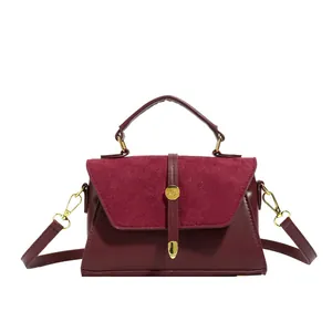 Retro-Handtasche in Burgunderrot mit Wildleder-Patchwork und goldener Ringschnalle