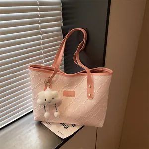 Bolso tote rosa con textura floral, colgante de nube y remaches dorados con luz suave