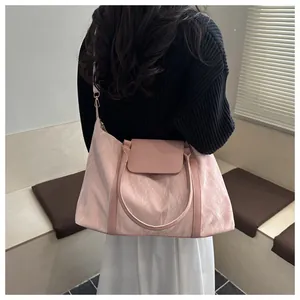 Detail der hellrosa großen Tasche mit HUAJIAO FASHION Prägung und Textur der Oberfläche