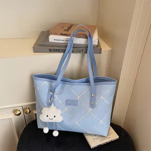 Bolso tote grande azul con textura floral acolchada y lindo colgante de nube
