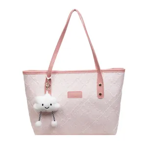 Bolso tote de jacquard rosa con motivos florales, remaches dorados y un colgante de nube