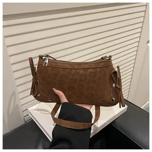 Detailaufnahme der Baguette-Tasche mit Leopardenmuster, Knotendetails und silbernem Reißverschluss