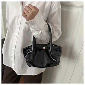 Détail du sac seau plissé noir avec finition brillante et boucle en métal doré chic