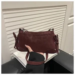 Detailansicht der weinroten Wildledertasche mit Leopardenmuster und Silbernieten