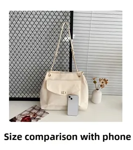 Comparaison de taille du sac crème avec un téléphone portable et intérieur spacieux
