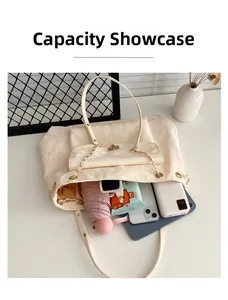 Aperçu de la capacité du grand sac fourre-tout crème montrant l'intérieur spacieux